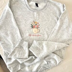 crewneck size medium embroidered flower design Gildan brand